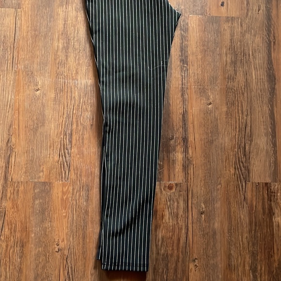 Max. Size 8 . Black and white stripe formal pant - Picture 4 of 7